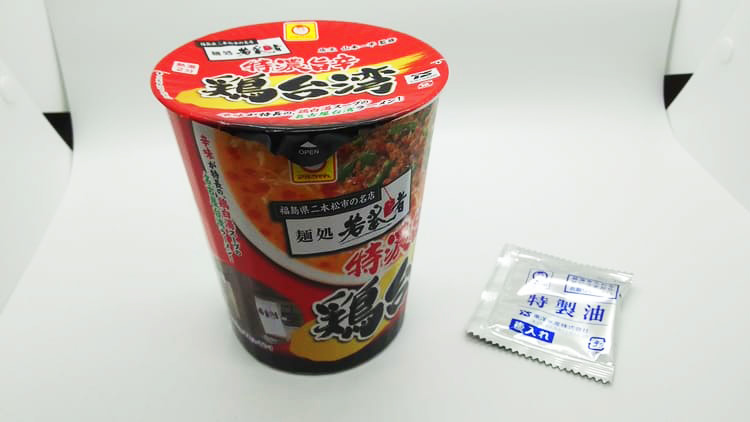 赤いラベルのカップ麺