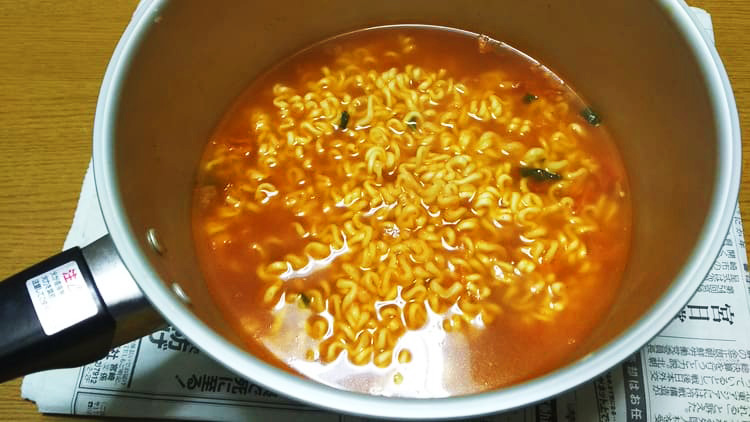 スープが赤いラーメン