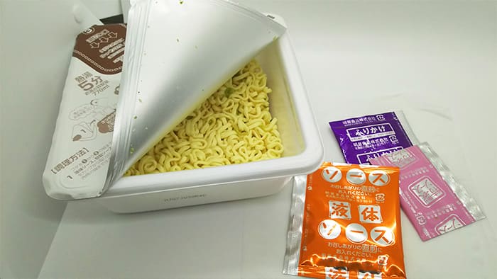カップ焼きそばのソースとかやく