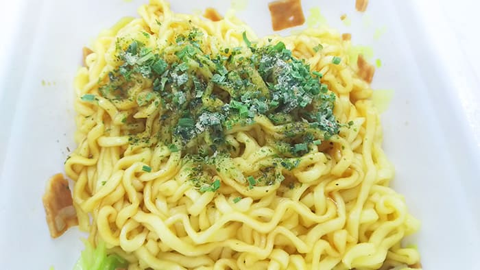 インスタントの塩焼きそば"
