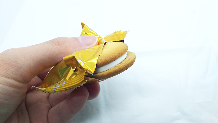 クリームをサンドしたケーキ