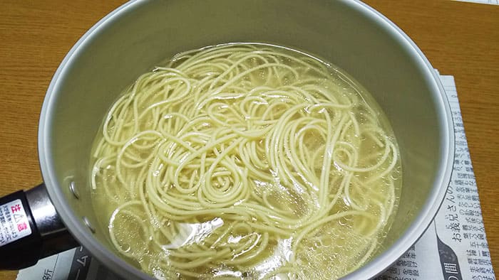 調理済みのインスタントラーメン