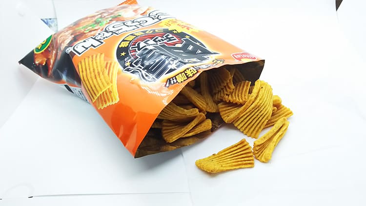 卓上のスナック菓子