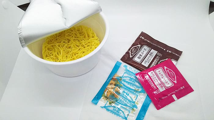 麺とスープとかやく