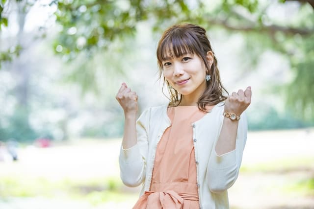 ガッツポーズをしている女性