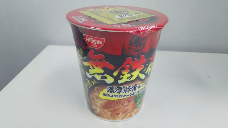 無鉄砲のカップ麺を食べてみた 濃厚豚骨ラーメン ローソン いろあるぶろぐ