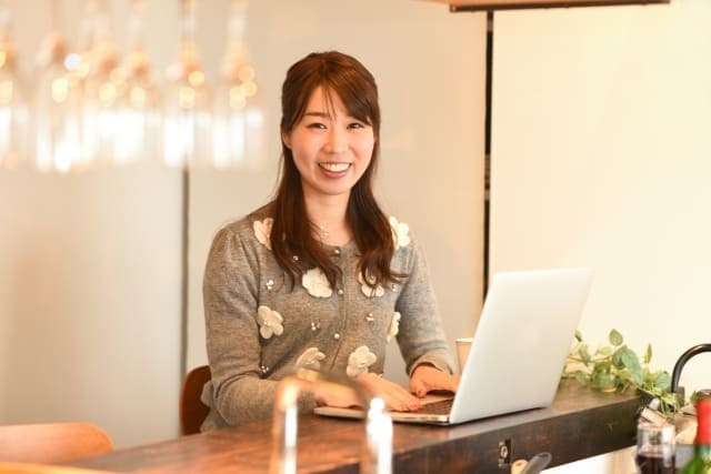 パソコンを使用している女性